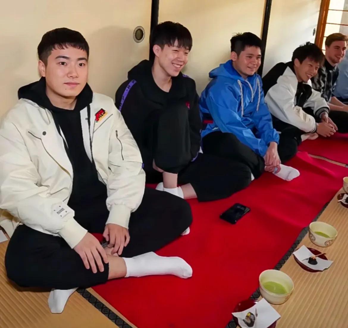 这个搞笑了啊！盘腿坐一排，前面放个碗，大家想想这个场景，哈哈！

不过唯一的一个