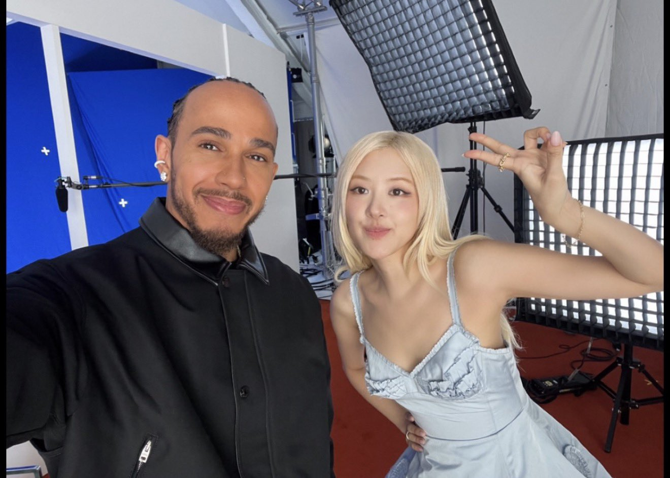 Lewis Hamilton 和 Rosé 在RIMOWA广告幕后合影 。根据“