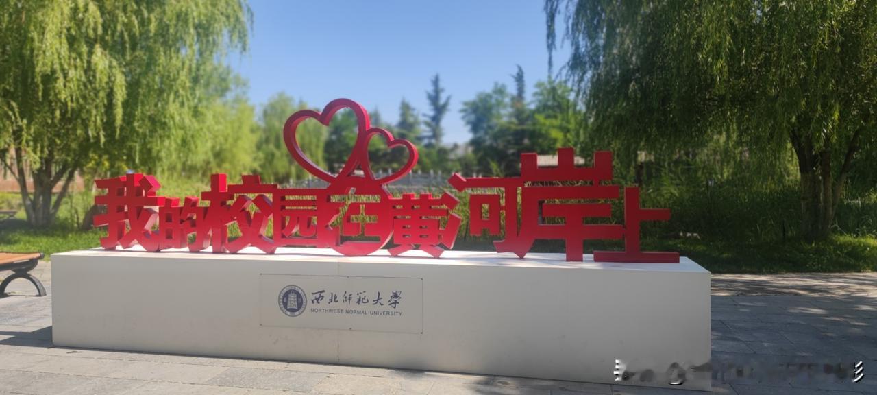 银灯映黄河 夜醉金城春
       冬日的兰州，黄河褪去了白日的奔腾，在夜幕中