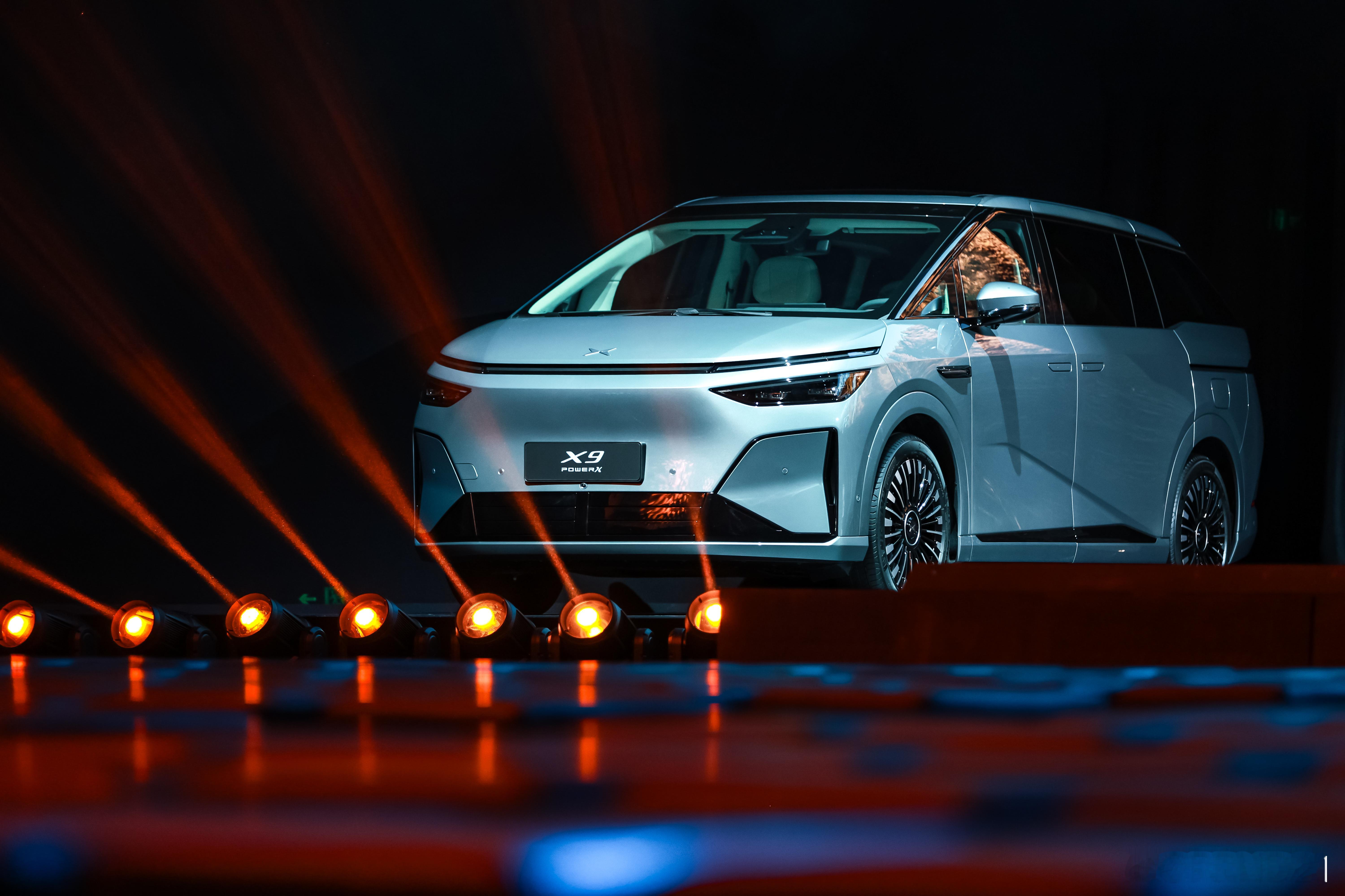 好家伙，小鹏果然上了这手！比之前预售价低好多，X9超级增程版两个配置，30.98