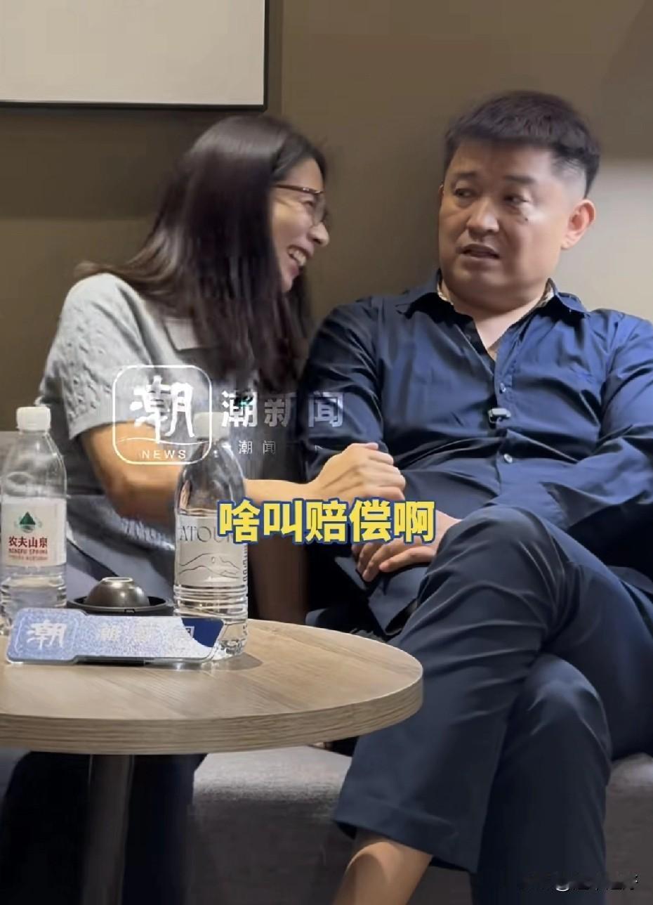 一般的，一对夫妻俩人能坐在一起笑着谈着一件事情，说明这件事情应该是非常有趣的、让
