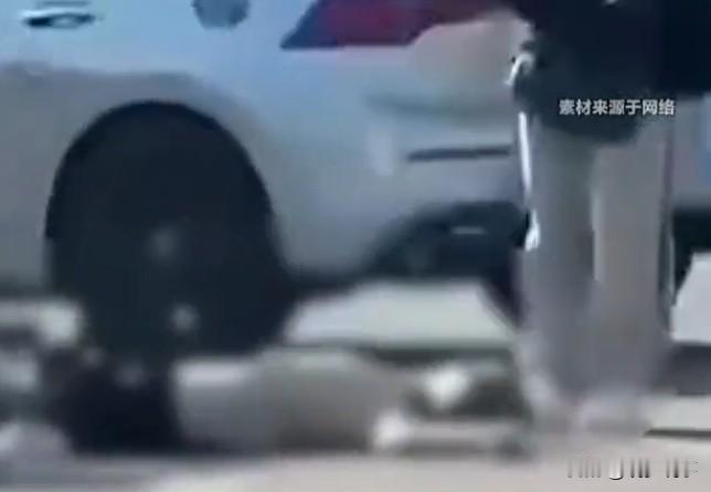 场面看着让人揪心。

一段女子街头脚踹男子头部的视频在网上广泛传播，瞬间掀起热议