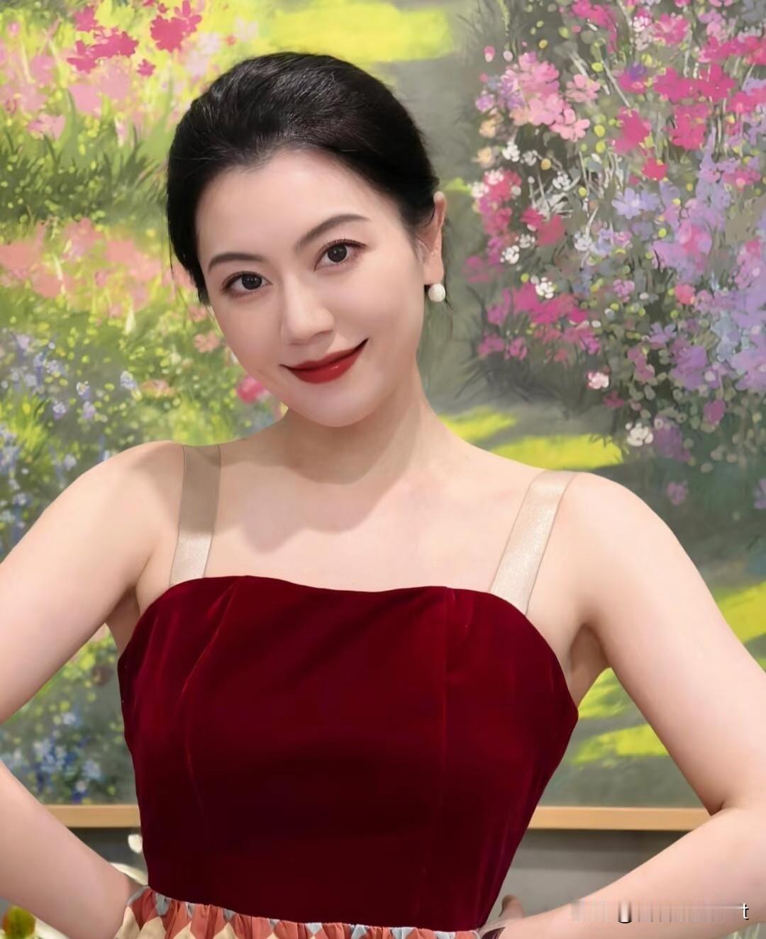 七言·红裙艳
 
云鬓轻拢映春妍，浅笑嫣然落眼前。
一抹胭脂凝玉骨，半肩丝绒衬清