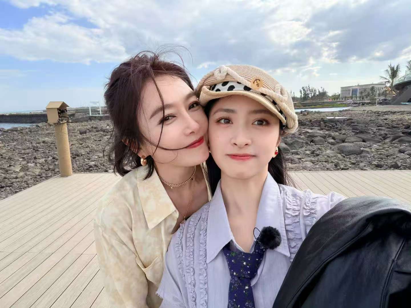 秦岚沈月合照沈月必给大家出图的决心沈月必给大家出图的决心 拍得特别完美啊老师 