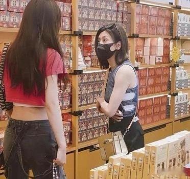 她们俩不会以为自己很酷吧 