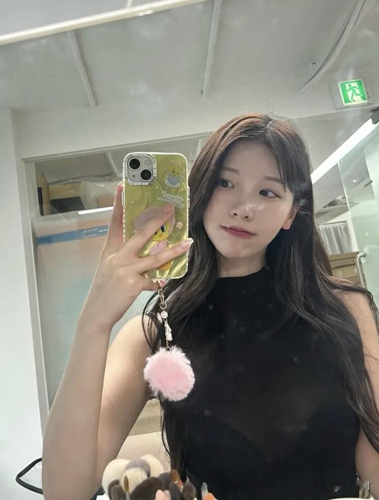 青丝垂鬓影芊芊，
镜里娇容带浅嫣。
粉絮垂铃添软趣，
轻抬玉手弄华笺。