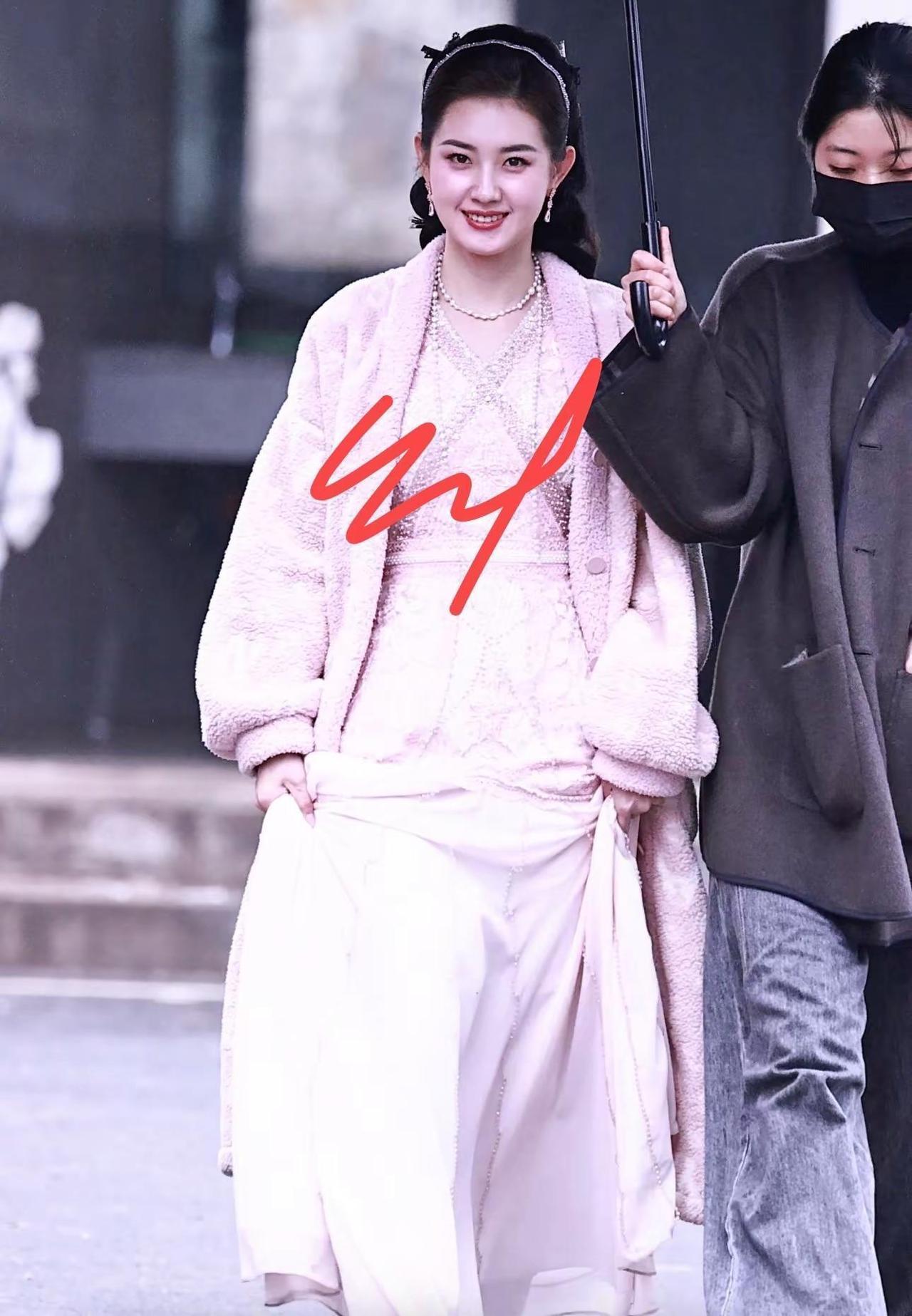 刚刚郭宇欣微笑对视好美呀。