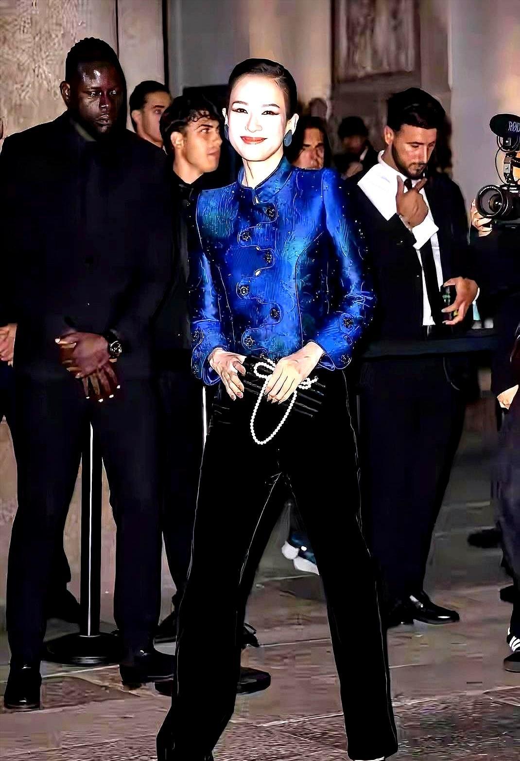 2025戛纳红毯，章子怡没穿旗袍
 
热搜里那条“蓝底金绣旗袍”其实没发生。我翻