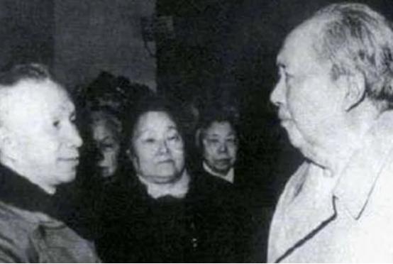 1953年春天，毛主席坐着专列返回北京，火车驶过中原战场，陈毅随行，窗外的景象触