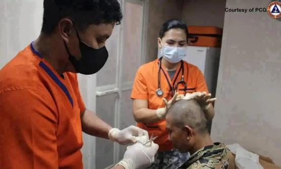 越想越气！菲律宾水兵主动挑衅，先动手反被中国海警揍破头，我方手下留情没下死手！菲