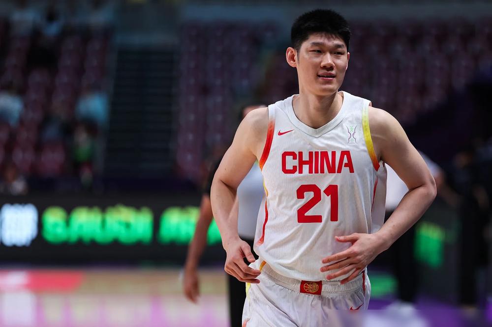 中国男篮，在客场被日本队锤了半场，落后14分。你说，一群国家队的爷们儿，怎么就打