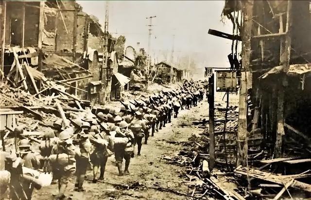 1938年，西南联大三百多名师生徒步西迁。为防土匪劫掠，张治中致信湘西群匪。谁知