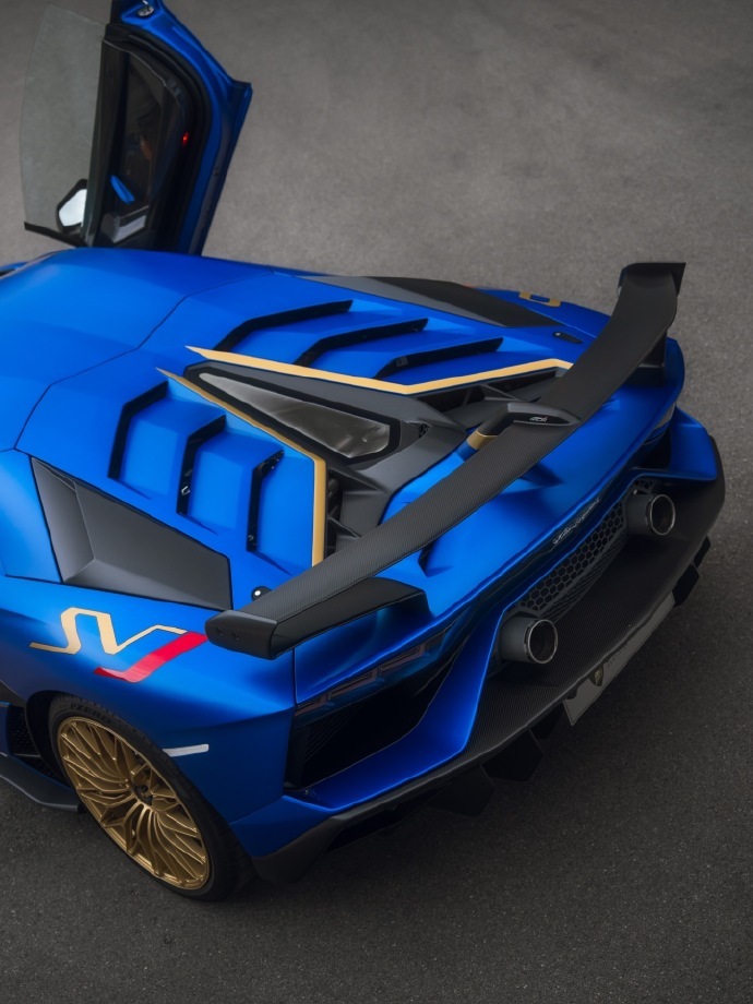 一抹深邃到足以沉浸其中的蓝 哑光爱琴海蓝的 Aventador SVJ 是一件令