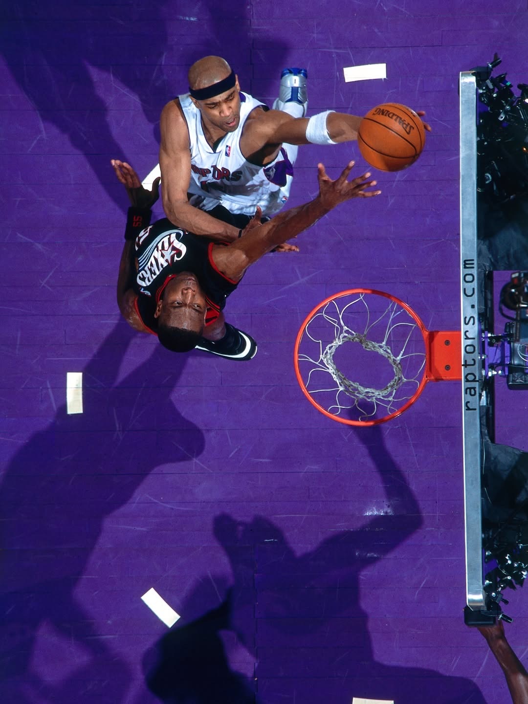 Vince Carter25年前的今天（2001-05-11），文斯·卡特上脚 