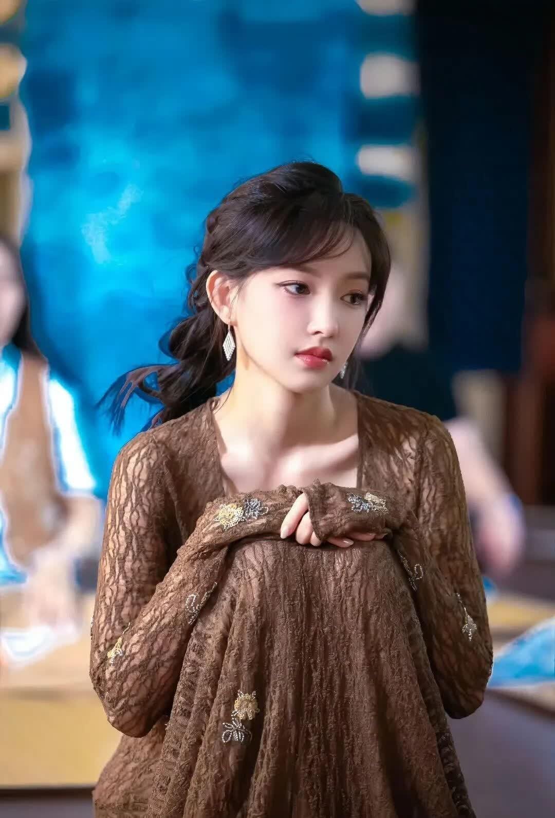程潇的身材真是没得说，穿上裙子简直是仙女下凡，完美勾勒出她的曲线，真让人羡慕！ 