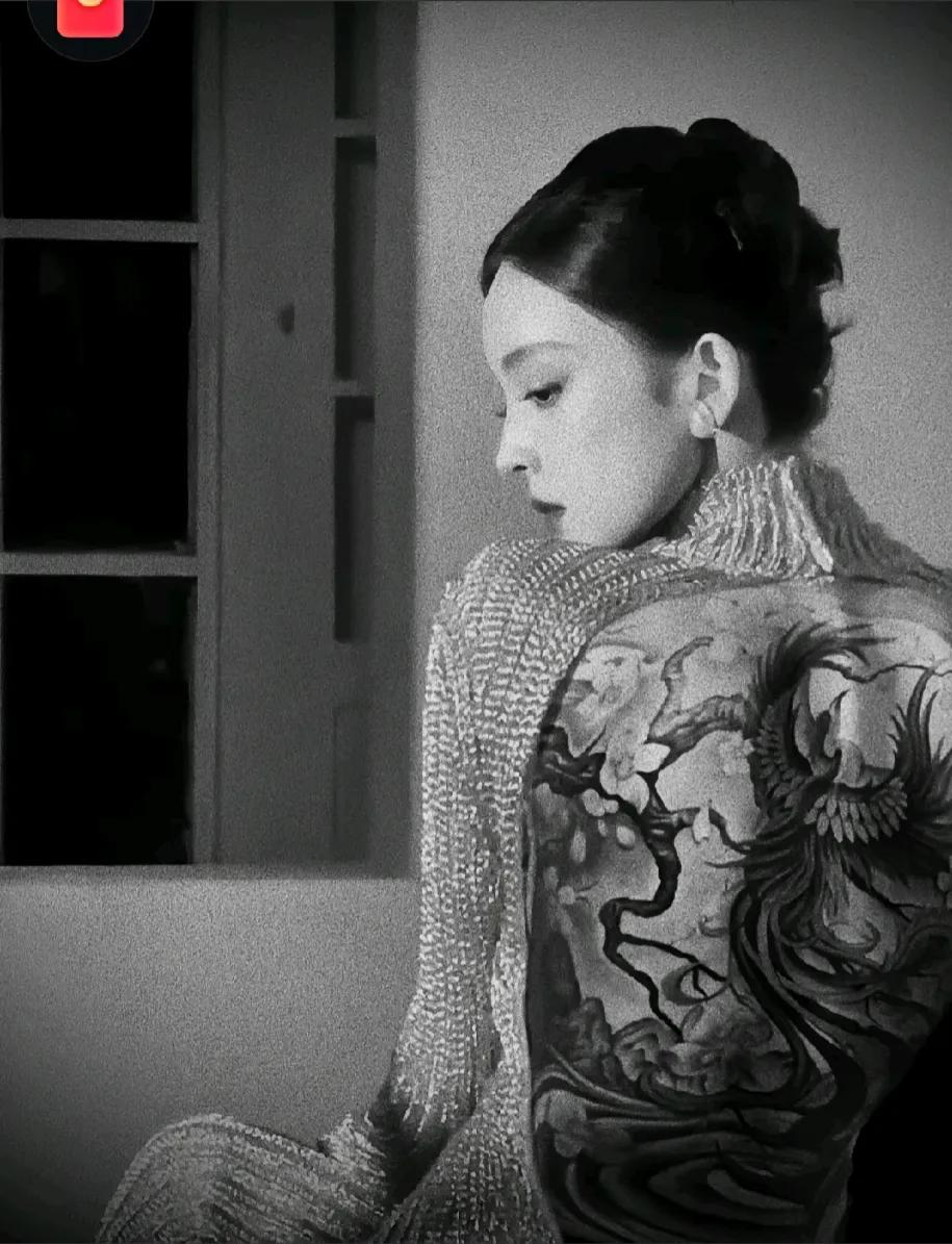 古力娜扎，172厘米，50kg，1992年出生于新疆乌鲁木齐，这个角度的侧脸，绝