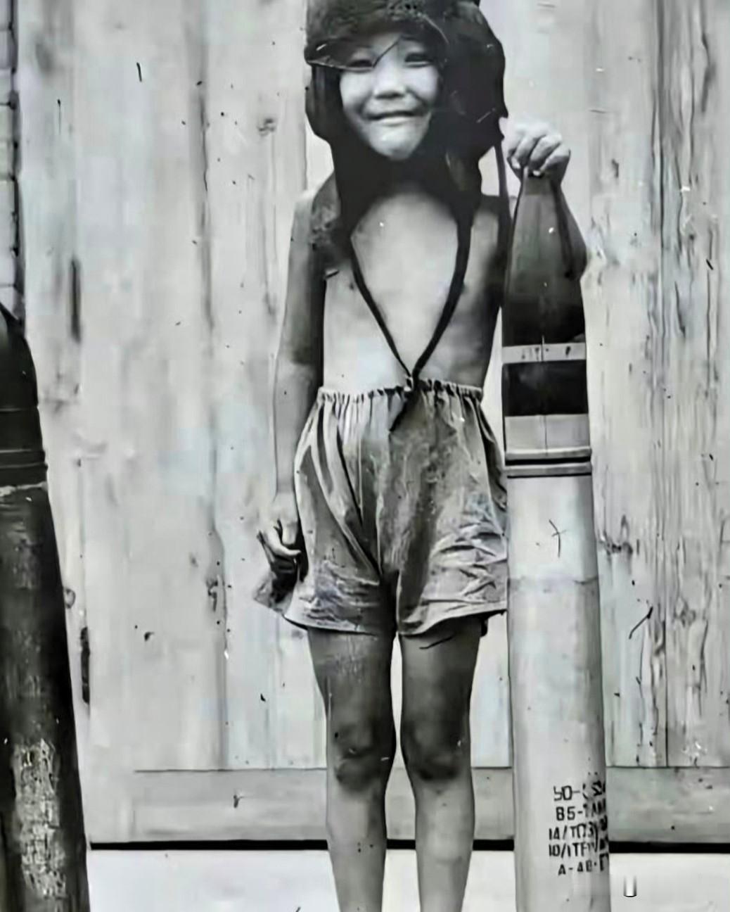 1949年的重庆，诞生了年龄最小的革命烈士“小萝卜头”宋振中。他自襁褓之时便被关