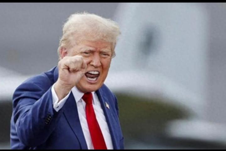 犹豫再三的特朗普最后决定出卖乌克兰！
     日前，特朗普向泽连斯基发出威胁，