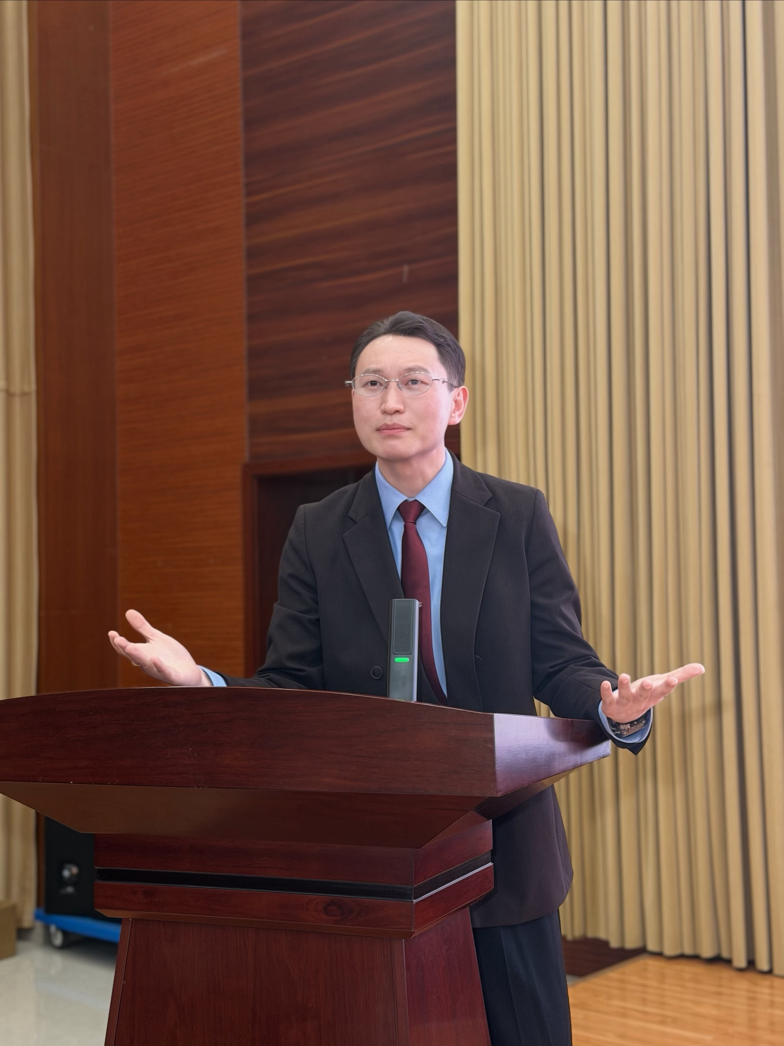 在本科阶段，知识的积累远比收入的增长更重要。不要急着向世界证明自己，先让自己拥有