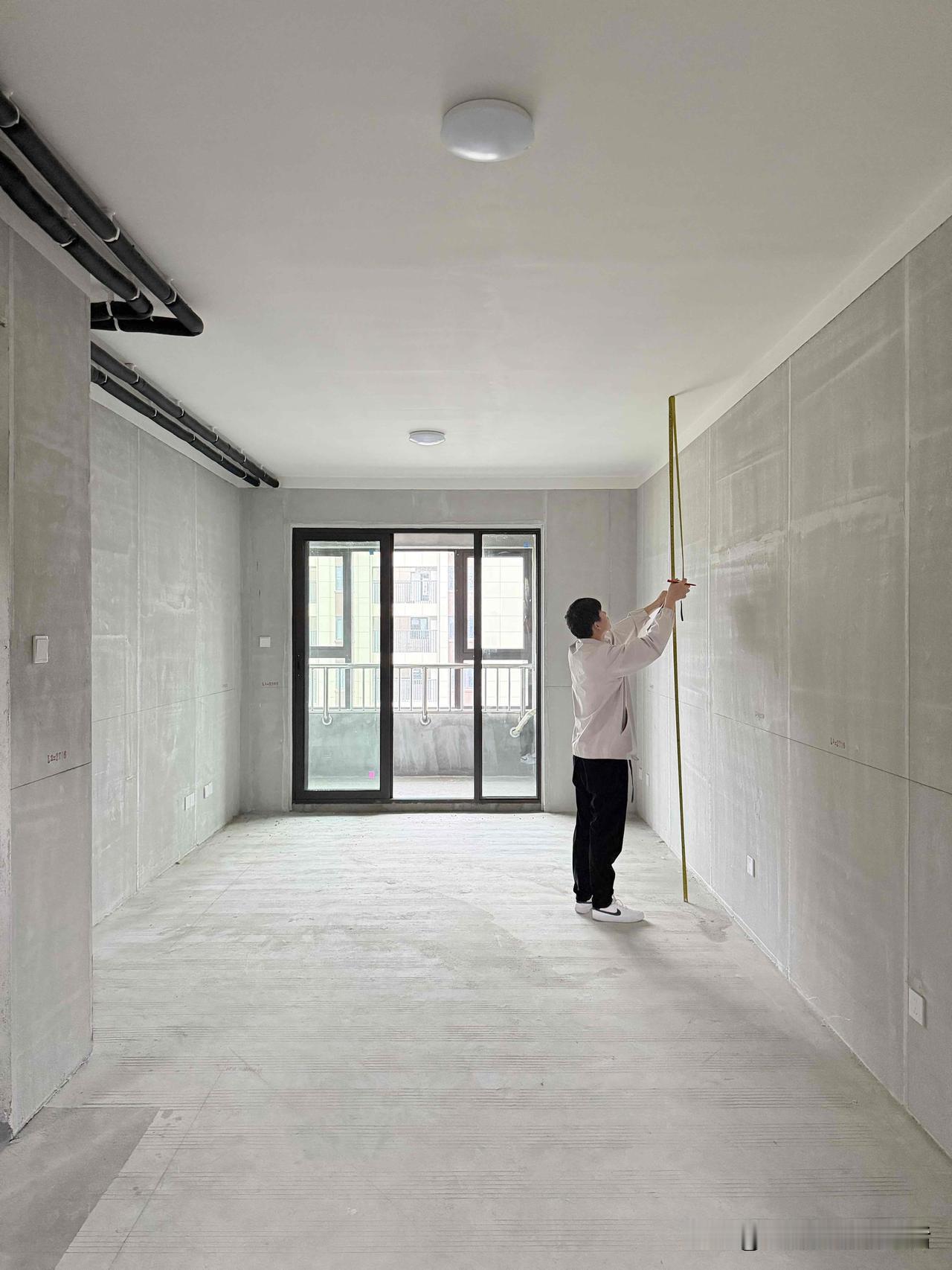 这是一套80多平方的回迁房，房屋净高2.85米，全屋墙面冲筋，窗子内置百叶，双层