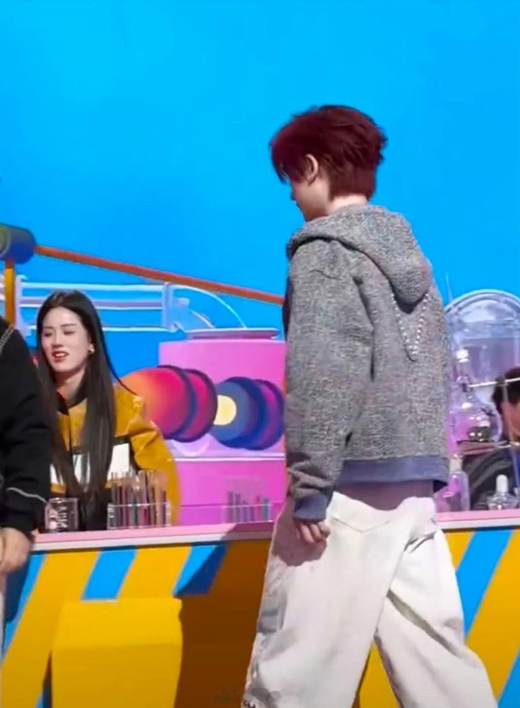 丁程鑫好6团宠有原因的你好星期六 下课后的泡泡时间！丁程鑫追着杨迪吹泡泡，画面也