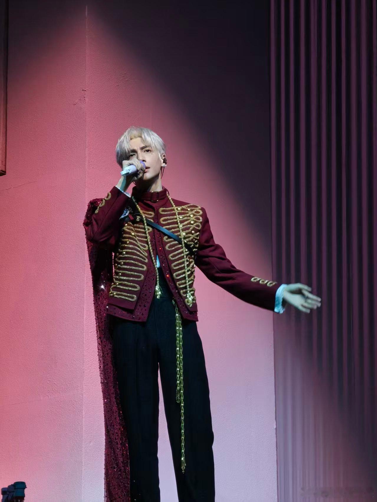 罗云熙演唱会少看一场都会出事不少粉丝开启多城打卡计划，每一座城市的舞台都有着专属