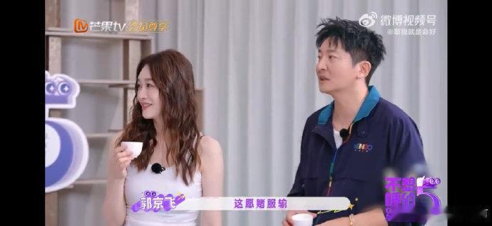 黄明昊微痛当爸不想睡的星期五综艺名场面新鲜出炉，黄明昊微痛当爸，一句喝可以那你得