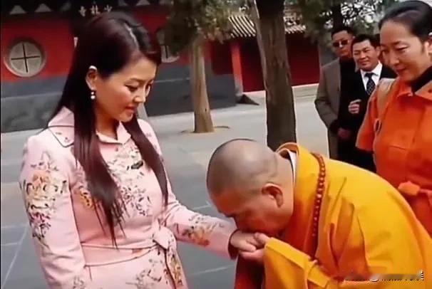 是我孤陋寡闻了哈！
当年李湘采访完释永信，释永信居然用的是“吻手礼”，居然不知道