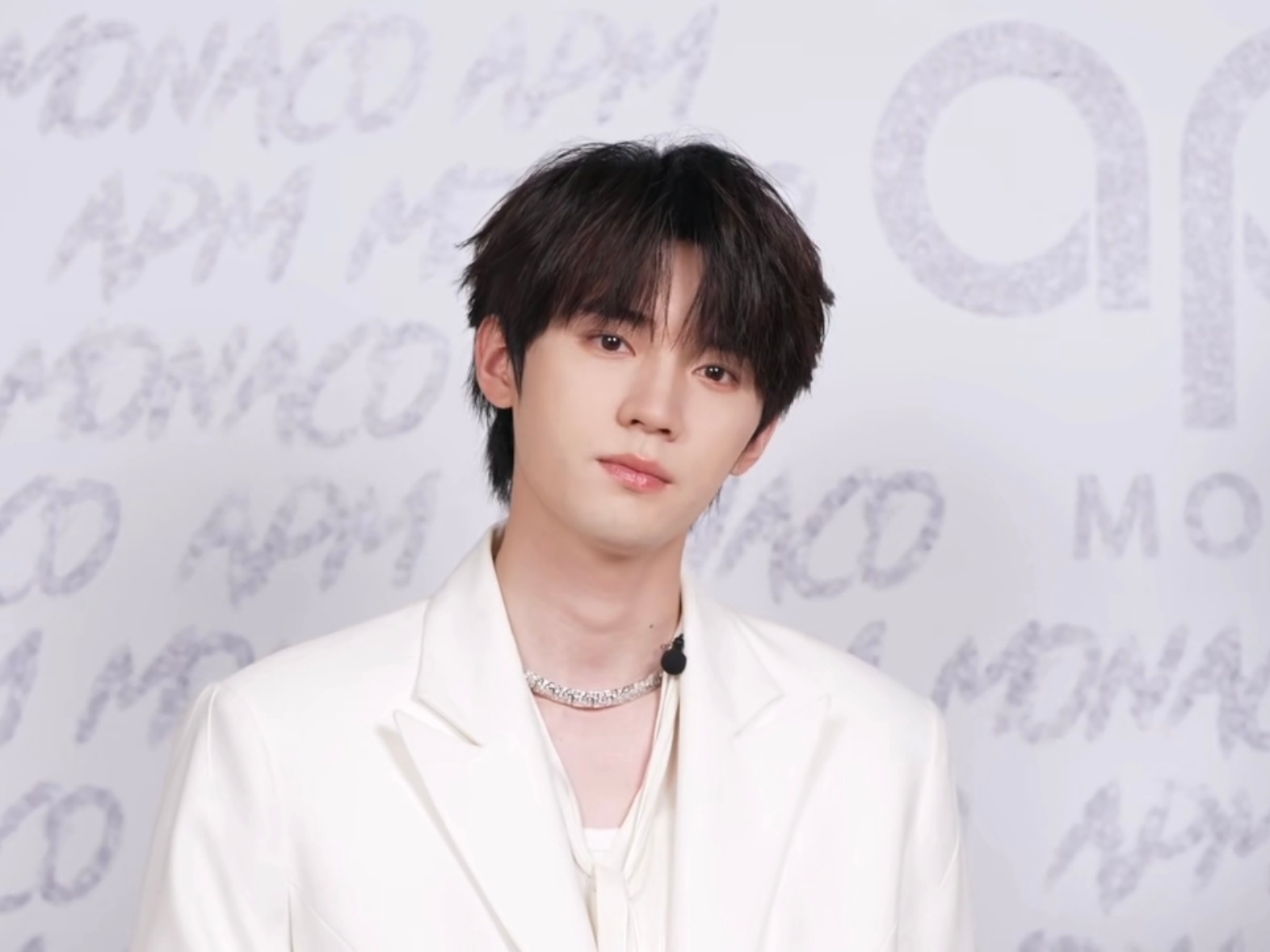 周翊然的白衣造型将白马王子形象完美具象化！简约着装凸显他干净清爽的气质，举手投足