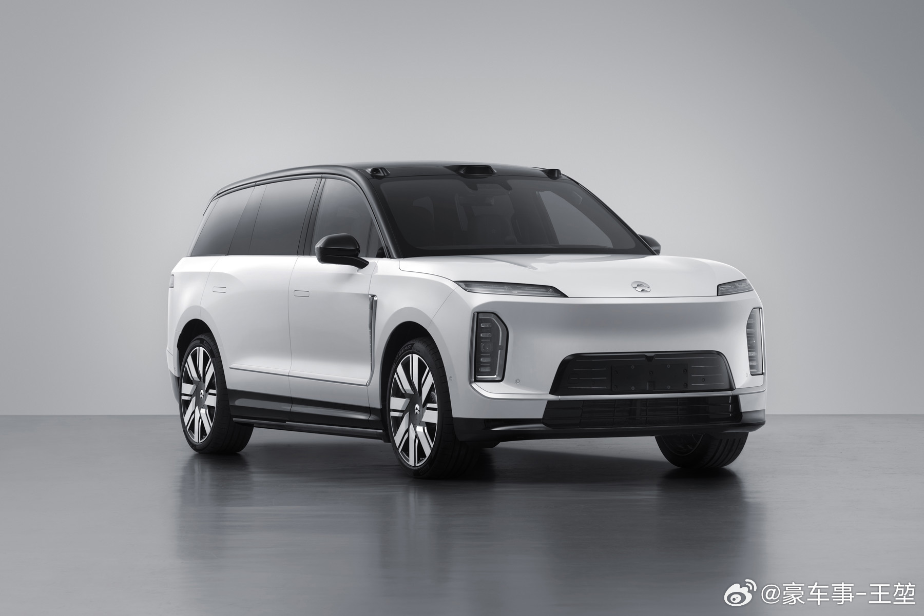 蔚来全新旗舰SUV—ES9亮相工信部公告。作为蔚来SUV产品线的旗舰代表，ES9