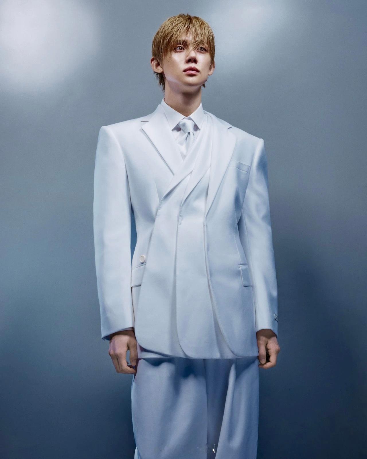 崔然竣 YEONJUN这身Xander Zhou全白高定简直是“天使堕落人间”的