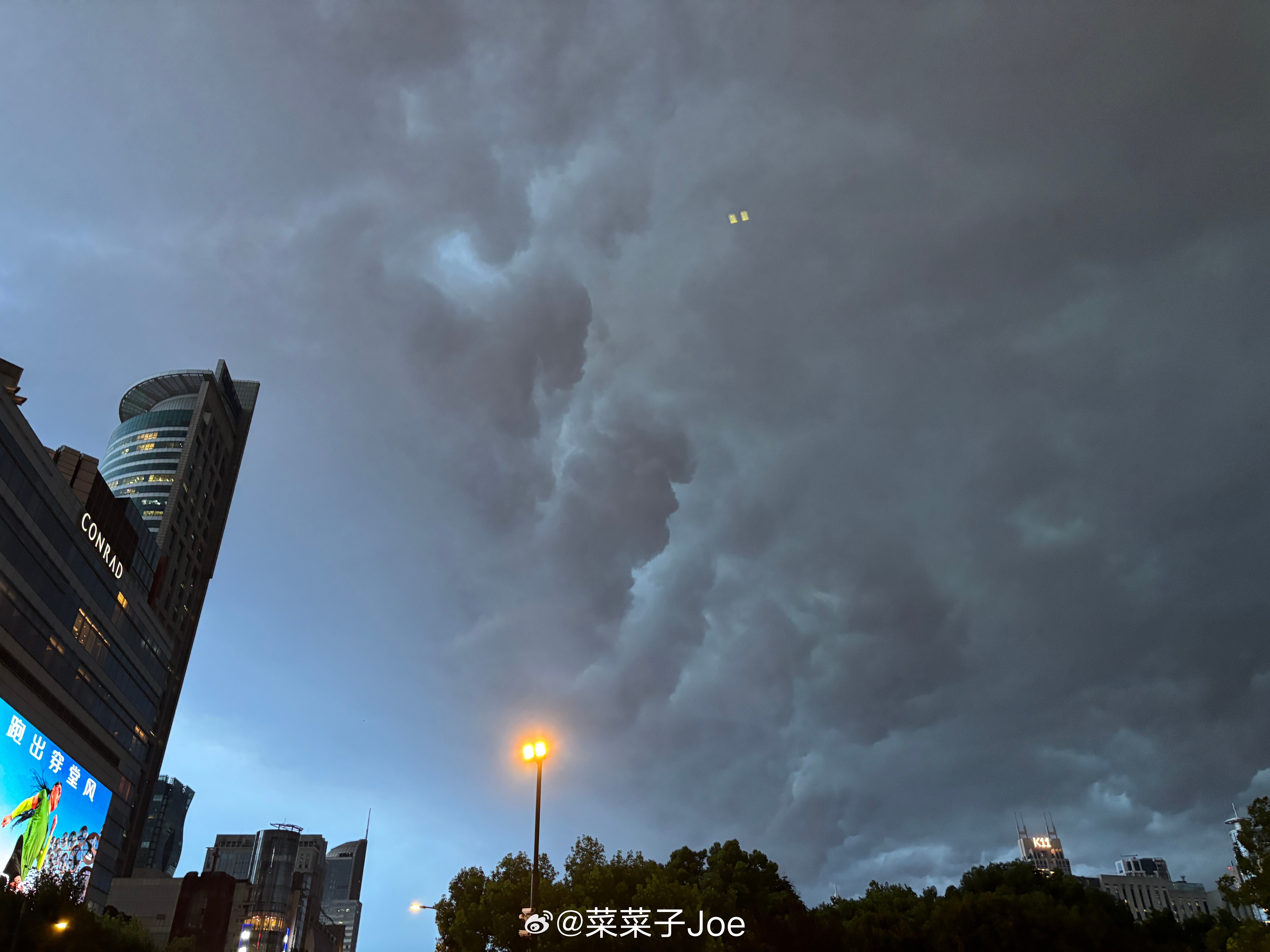 上海暴雨我可太喜欢这种天了！ 