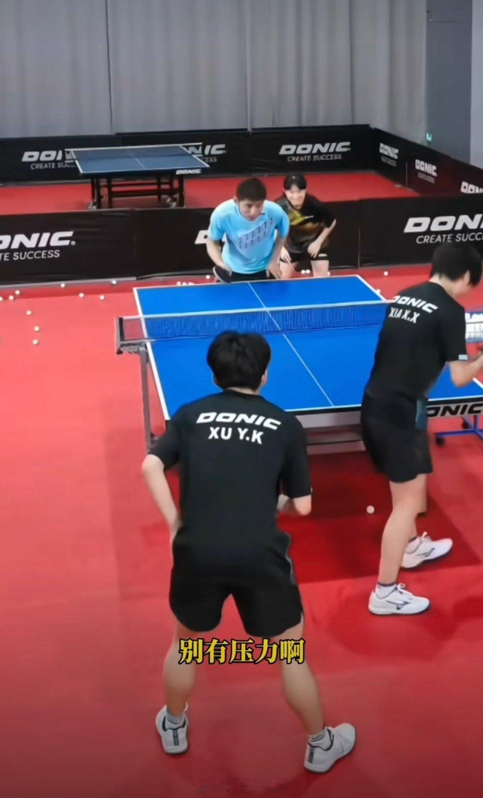 张继科网前反应依旧迅猛如豹，反手拧拉还是熟悉的“藏獒”式霸气，虽久未征战赛场，赛