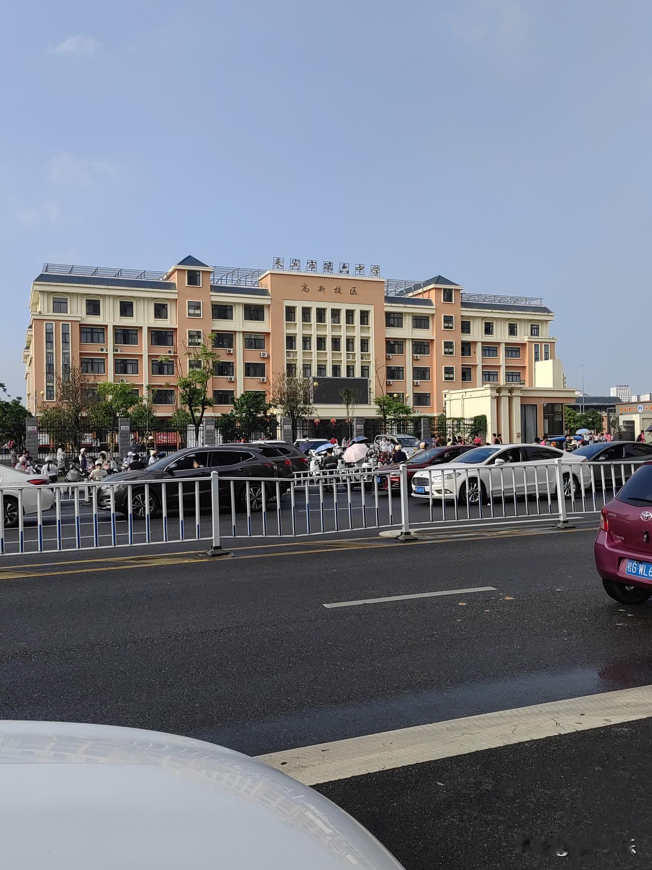 大家不说，我来说。都2026年了，为什么我们孩子的初中学校教室里还没安装空调？