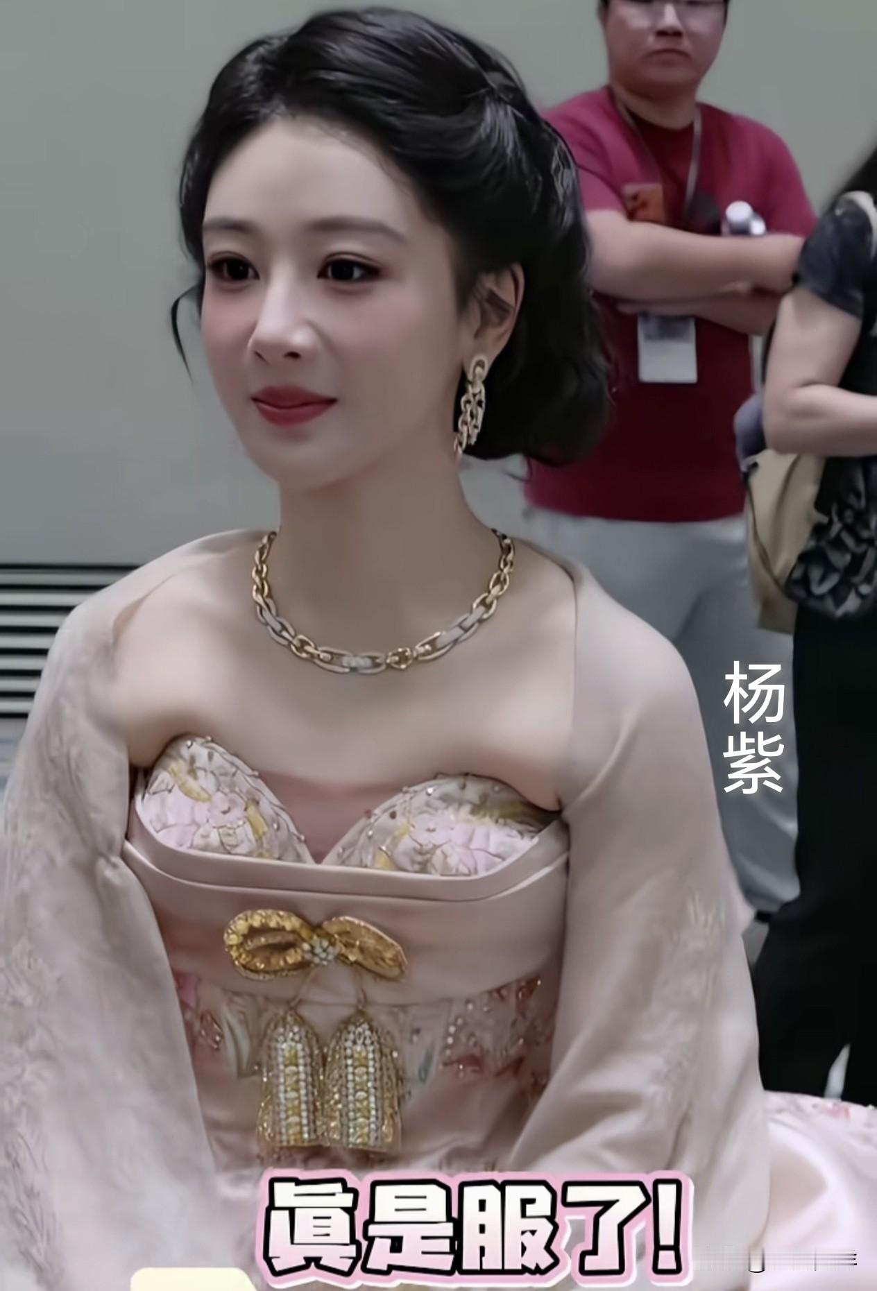 知道对脸进行了医美
这身材是什么鬼？[石化][石化][石化]