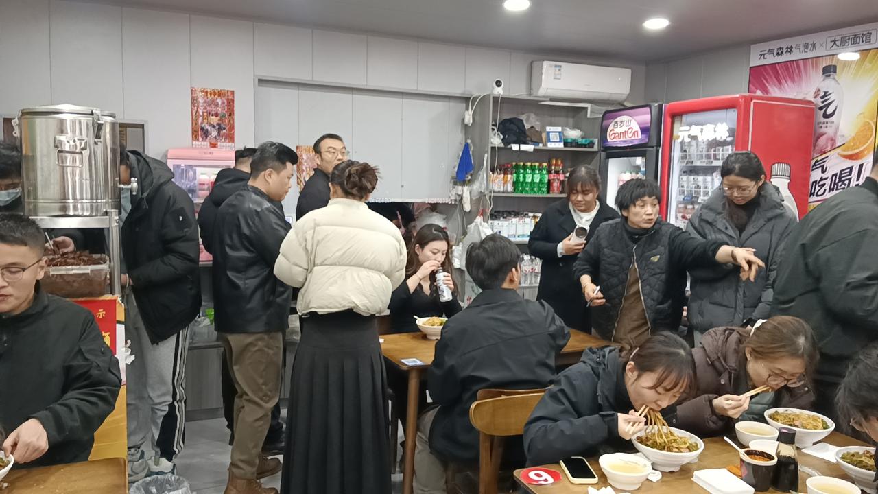 在临沂老城区，您听说有吃面条得排队地方吗？来，老卜给您介绍一个。在临沂人民广场西