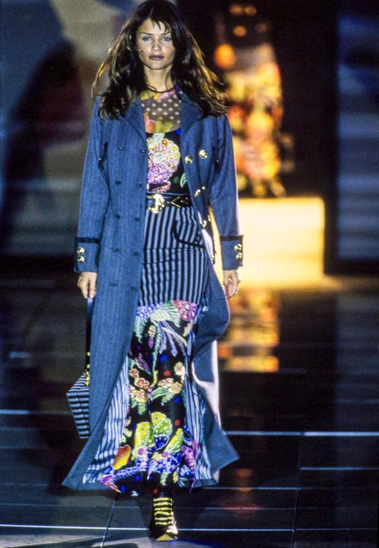 秀场回顾 | Versace 1993秋冬系列

配饰与鞋履为整体造型注入硬核气