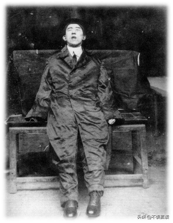 这是一张看哭国人的遗照！照片中的人名叫杨闇公，牺牲时年仅29岁。他被敌人残忍地割