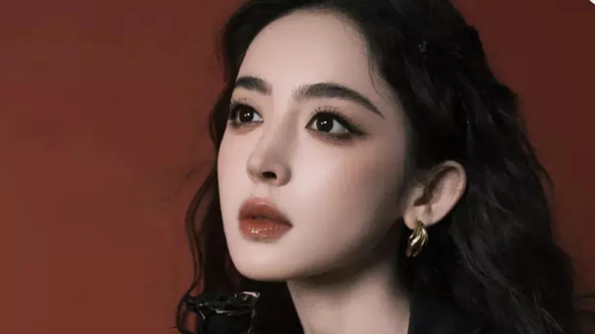 古力娜扎以一身独特西装搭配深V内衣的装扮，展现了非凡的时尚魅力与性感风情。她巧妙