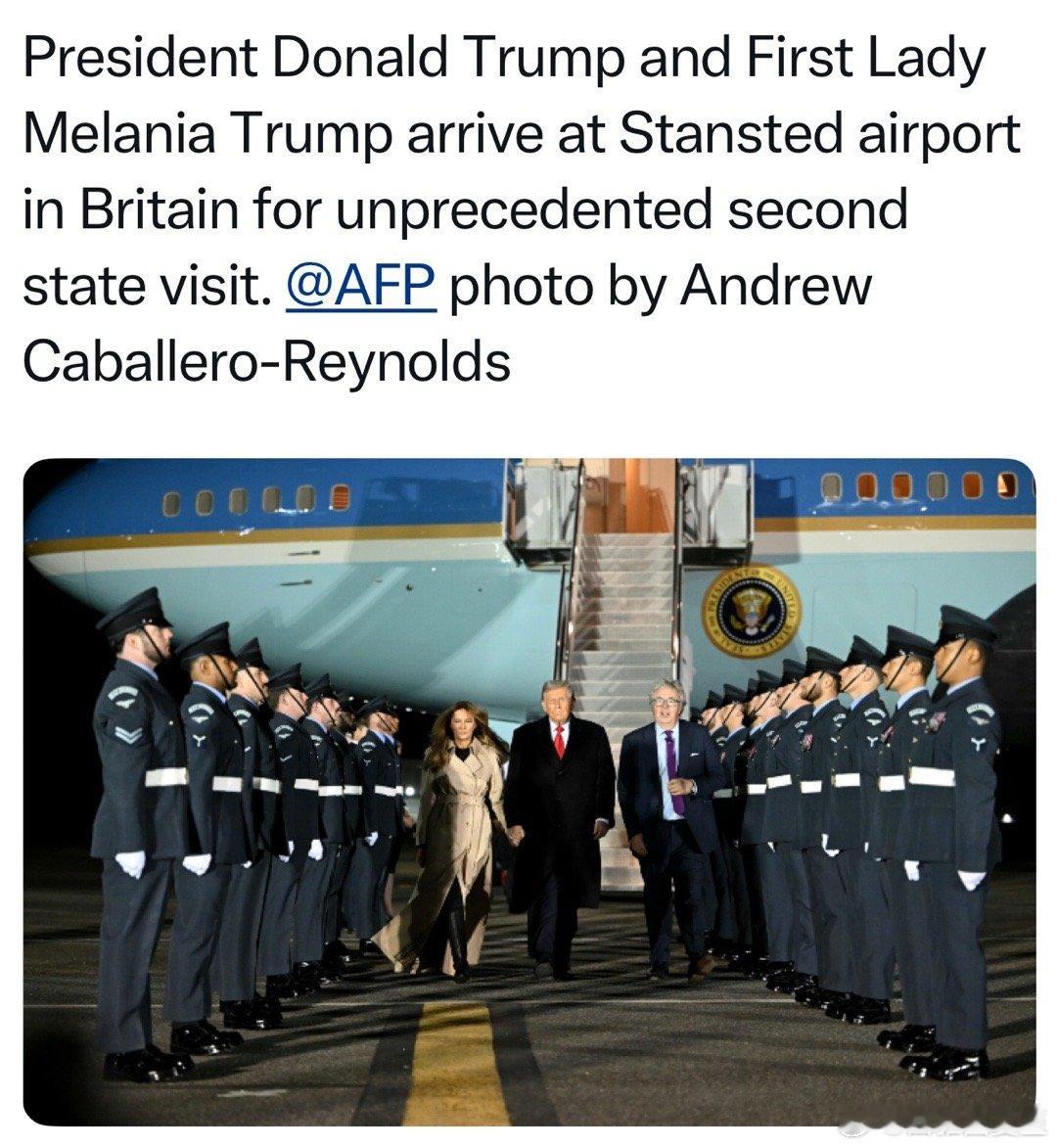 美国总统夫妇抵达英国，进行第二次国事访问一些英国民众在温莎城堡外，表达态度 ​​