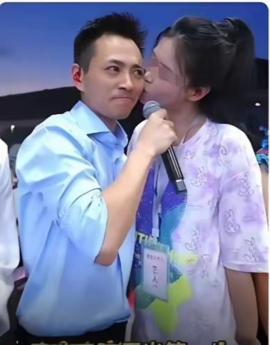 索图大舞台低俗风闹，
卖弄撩逗张扬作秀俏，
败坏民风青少年尤遭，
民众要求平台关