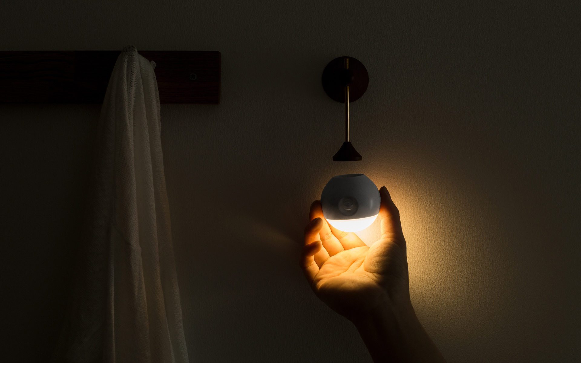 最好别整夜开着“小灯”。#儿童健康守护计划# 在睡眠时我们的身体会分泌褪黑素、多