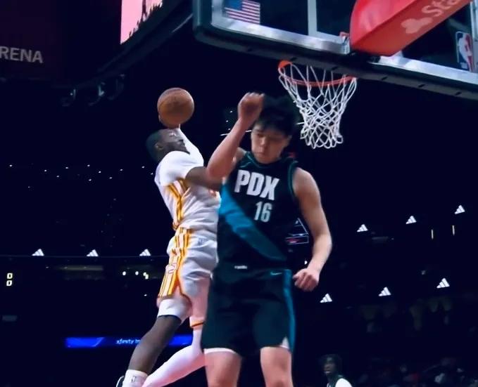 库明加总算熬出了头
这几年，他一直被科尔打压
在勇士队几乎把板凳坐烂了
如今，他