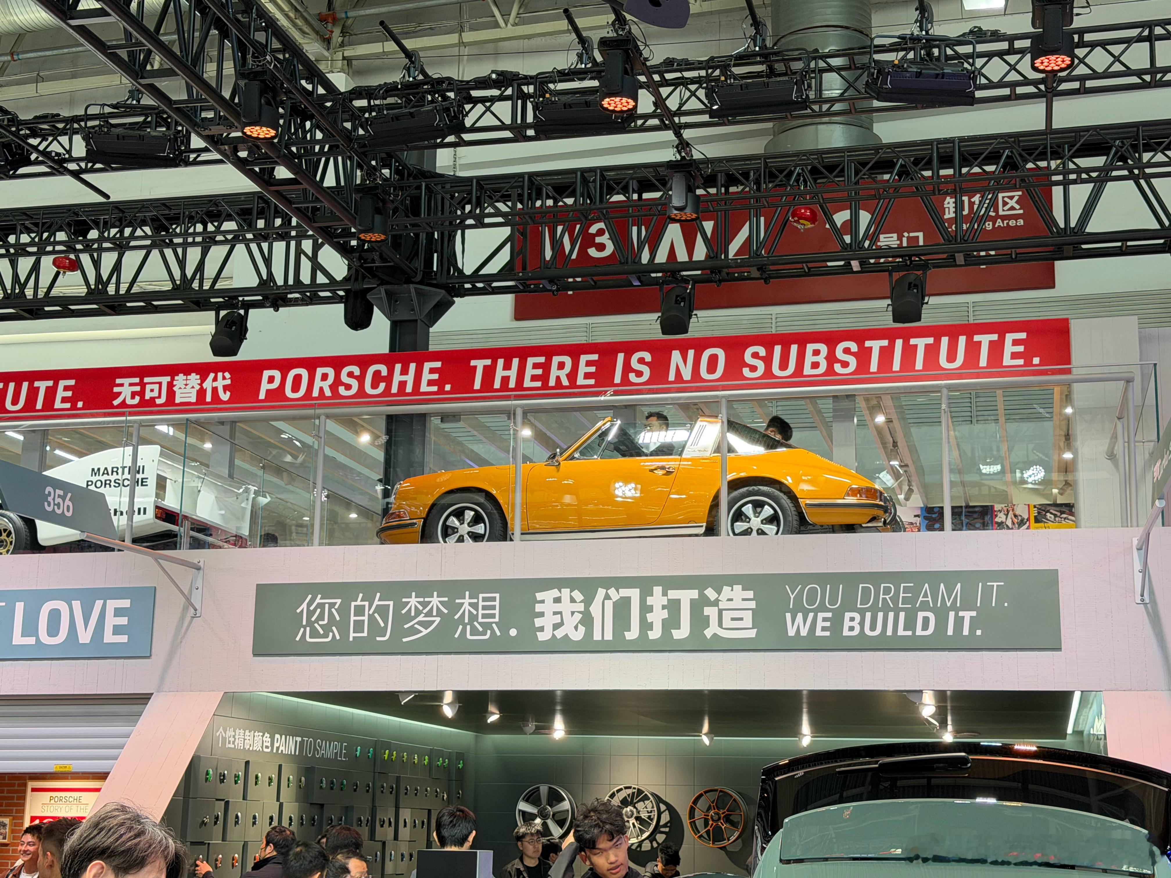 2026北京车展 保时捷展台打出的大横幅：There is no substit