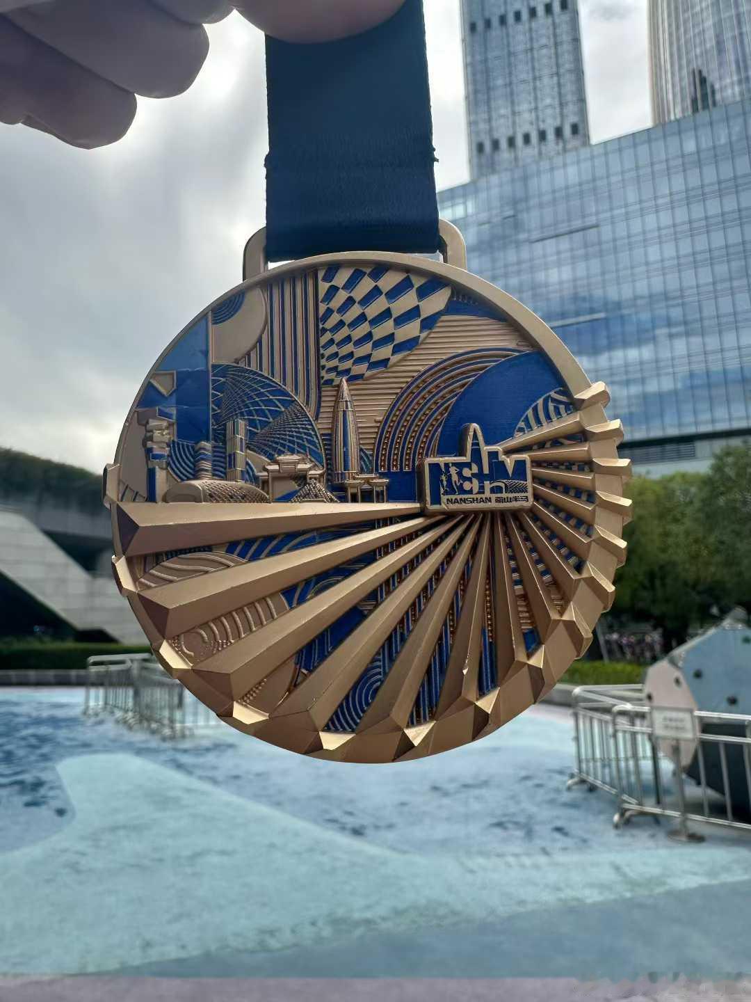 群友完成2025深圳南山半程马拉松，PB了，净时成绩：01:46:43。优秀！ 