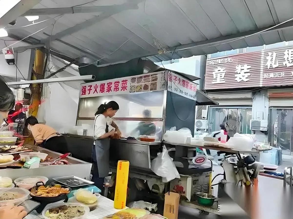 你们有没有发现？

干体力活的家庭，孩子想做生意像摸黑走夜路；

可家里开小铺子