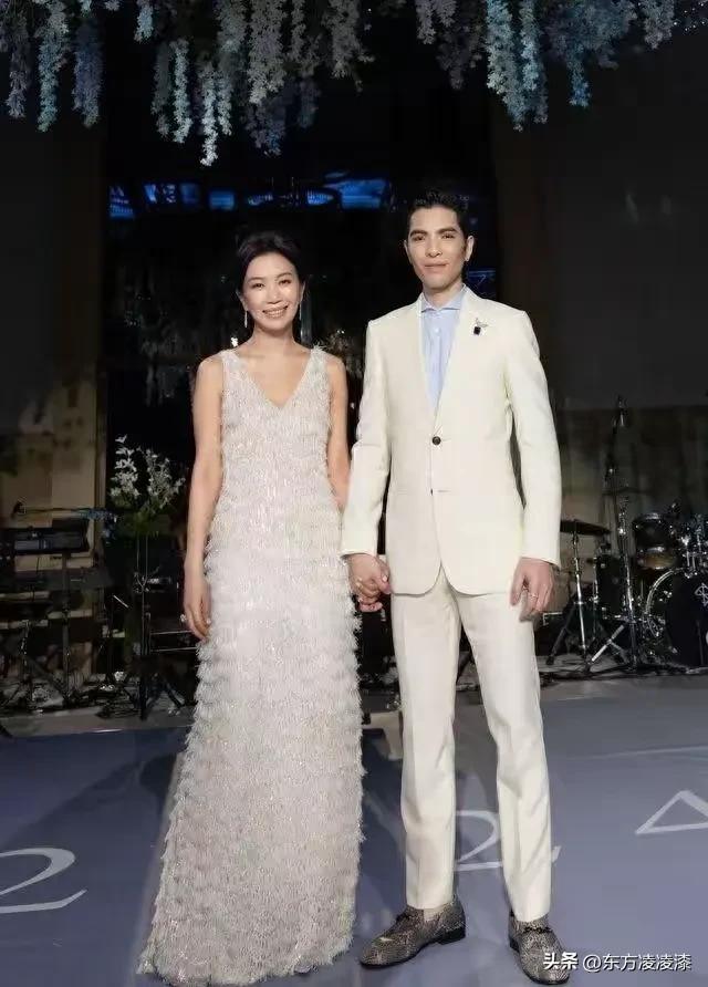 明星找“小”老婆的多，找“大”老婆的少！
萧敬腾爱上经纪人林有慧，并娶了她，这都