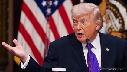 美国总统特朗普在空军一号上告诉记者，经决定准备对加拿大的森林火灾引起的烟雾笼罩着