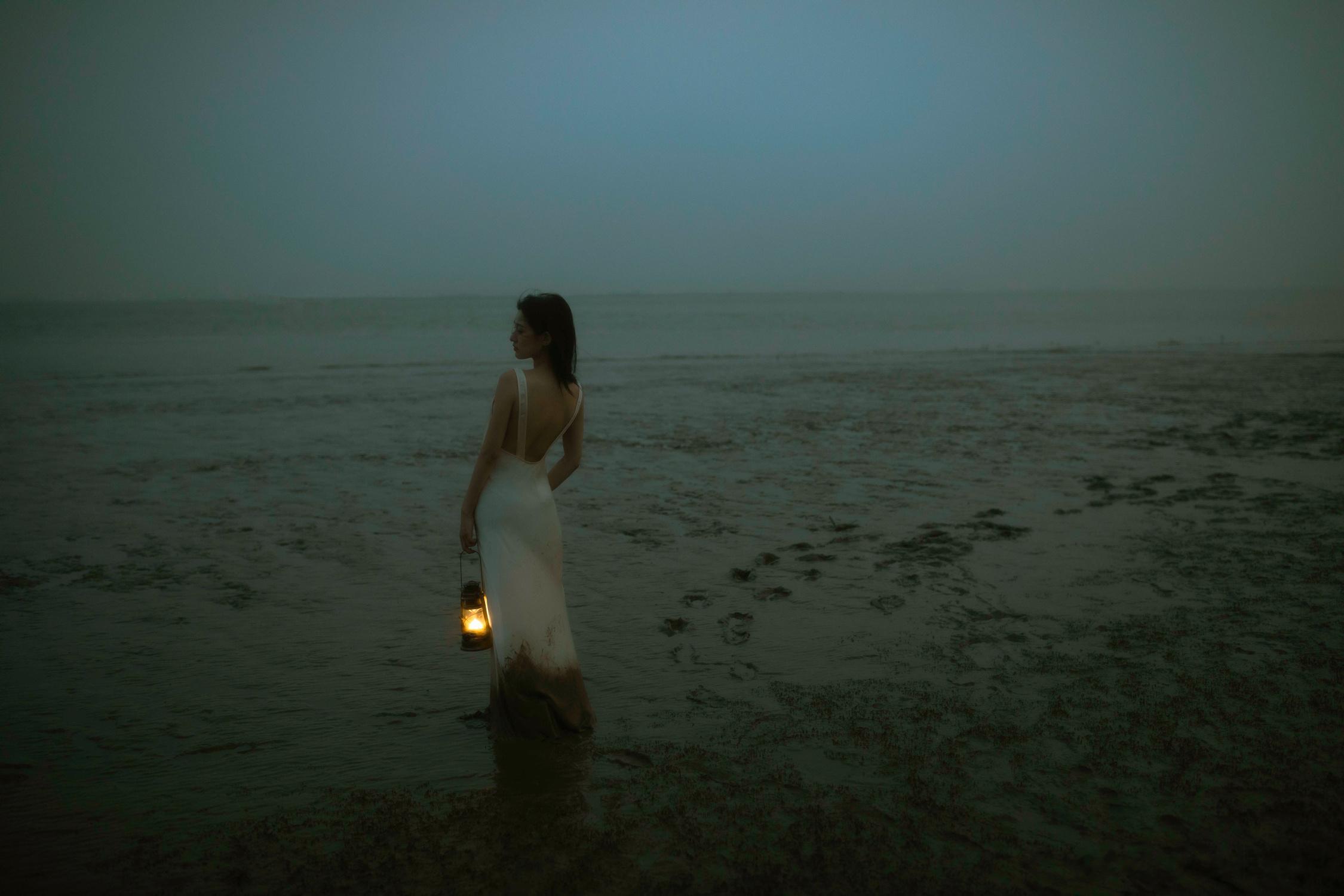  夜晚与起伏的波浪  ​​​