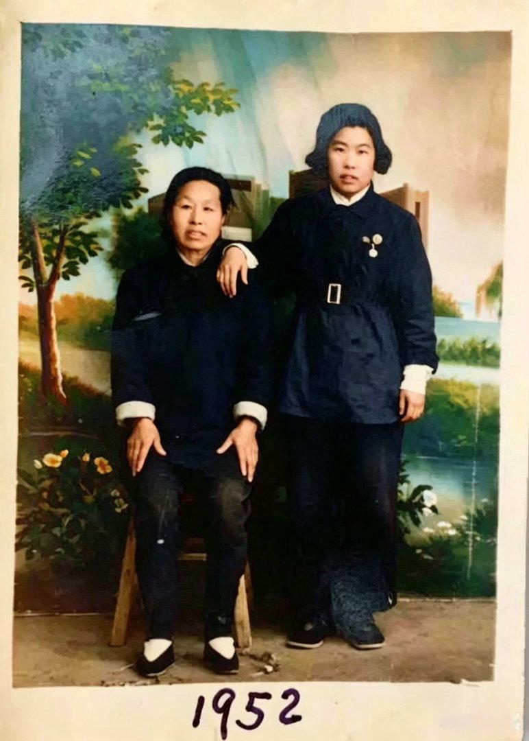 我爸用豆包修复的老照片左边是我奶奶，右边是一个姓聂的工作人员，当年住在奶奶家里。